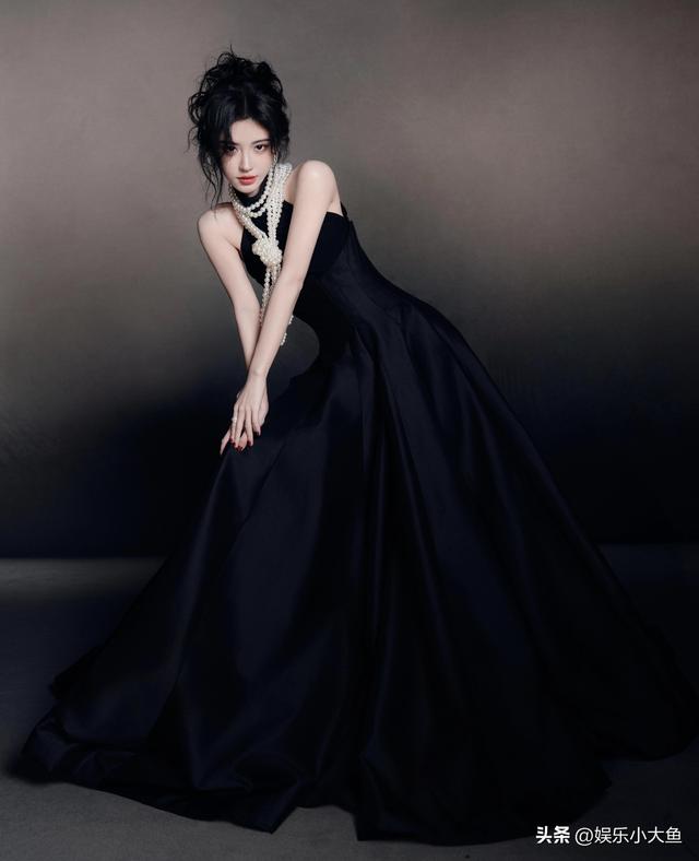 鞠婧祎出席星光大赏活动，黑色露肩长裙配珍珠项链，腰肢纤细好美