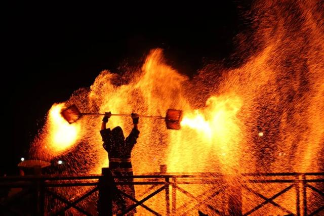 民族文化大盛宴！“打铁花”燃爆夜空！柳江荷花季“太上头”
