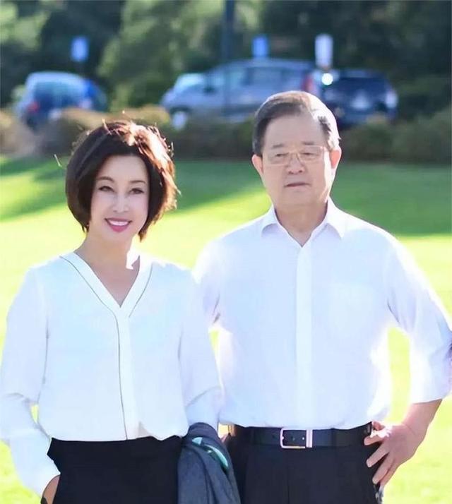 钱再多有什么用？75岁刘晓庆近况曝光，上节目意外摔倒、反应迟缓