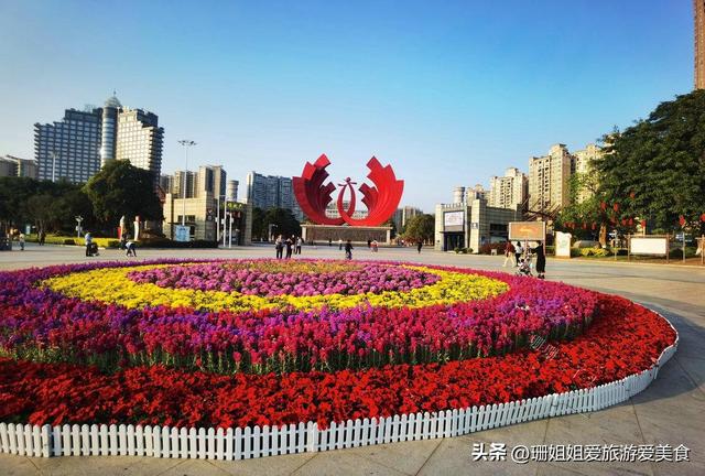 清远城市会客厅，在母亲河北江河畔，有城市地标雕塑：丹凤朝阳