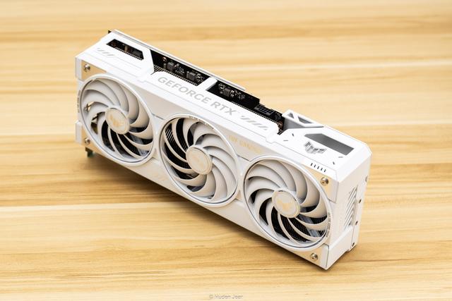 极地坚冰！华硕TUF RTX 5070Ti O16G白色游戏实测