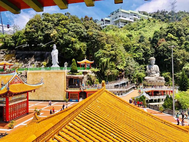 马来西亚这座中华寺庙，竟然建在赌场旁？据说来拜佛的大都是赌徒