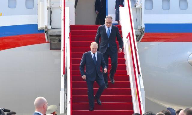 乌官员刚离开北京，普京通告全球	，俄罗斯跟中国关系不是一般的铁