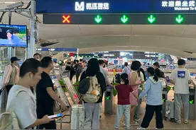 国庆假期首日，火车站地铁客流量大增图片