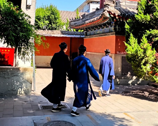 越扒越有！少林寺刚被调查，武当山也上了热搜，一个贪钱一个明抢