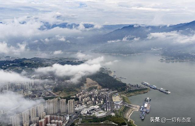 三峡云雾的 “时间魔法”！让现代大坝与千年诗意同框的无缝衔接！