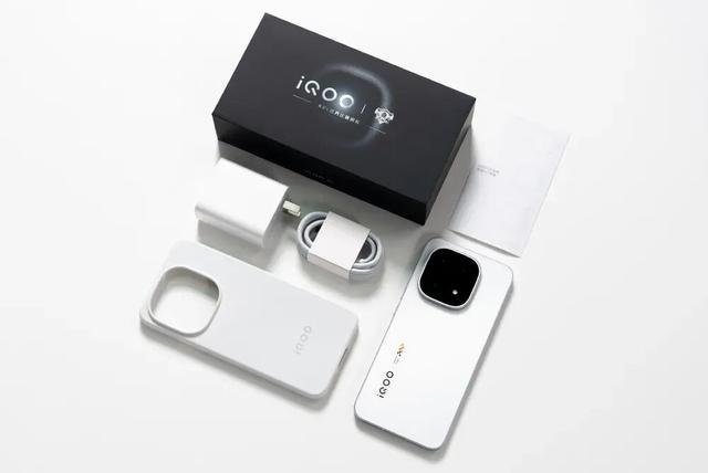 iQOO 15再预热：全系标配AR增透消反保护膜