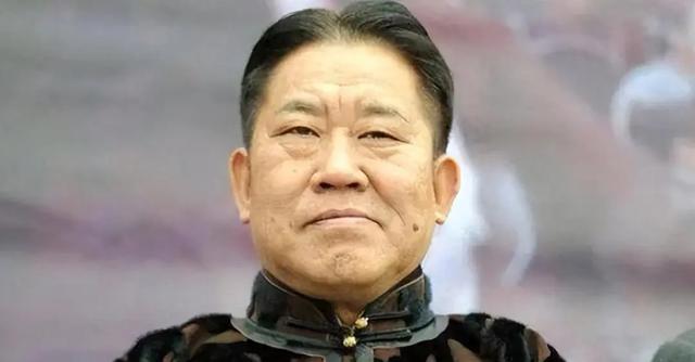 他因嘴歪演了半辈子坏人，令人想不到的是，他女儿是我们熟悉的她