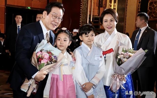 和高市打完鼓转身就变脸，李在明回国第一事：点名中国要尽快谈判