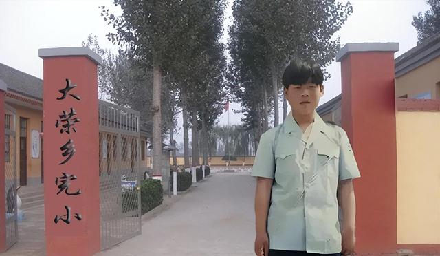 我退伍后在小学当保安，学校缺老师被请去顶课，多年后我成了校长