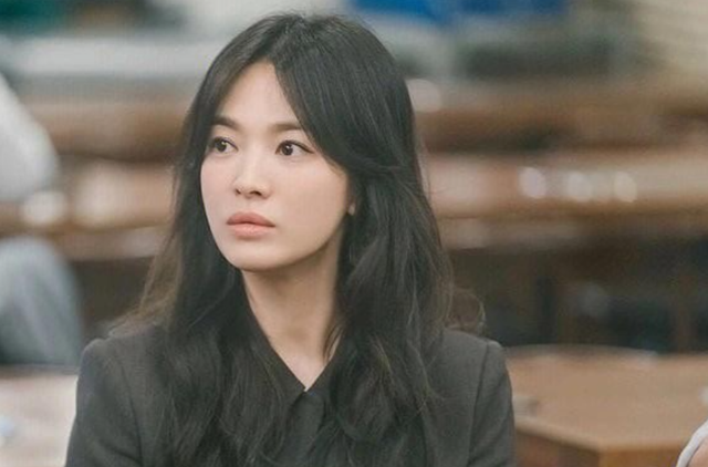 离婚5年，39岁宋仲基儿女双全，43岁宋慧乔独美
