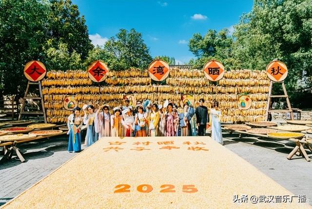车子驶过蜿蜒乡道，当白墙黛瓦在竹林后隐约浮现，便知大余湾到了。