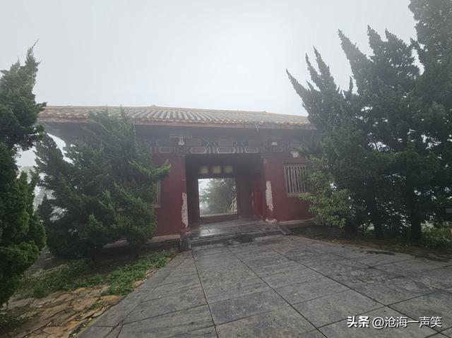 巍巍始祖山，山雾弥漫，挡不住心中信念，脚下步伐，手中登山杖