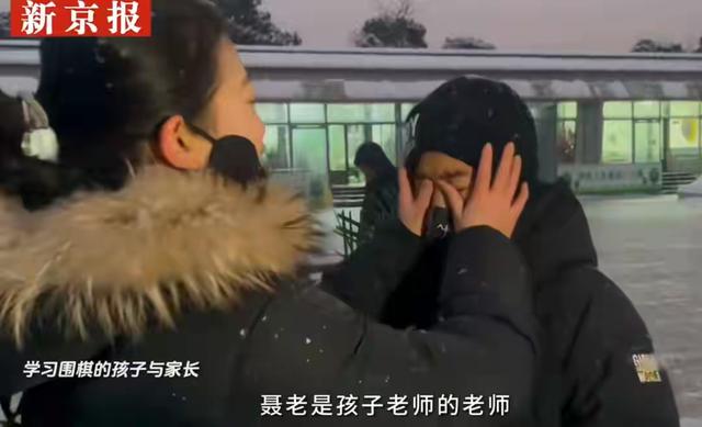 聂卫平告别仪式：大儿子手捧遗像，3个子女都到齐，众人含泪悼念