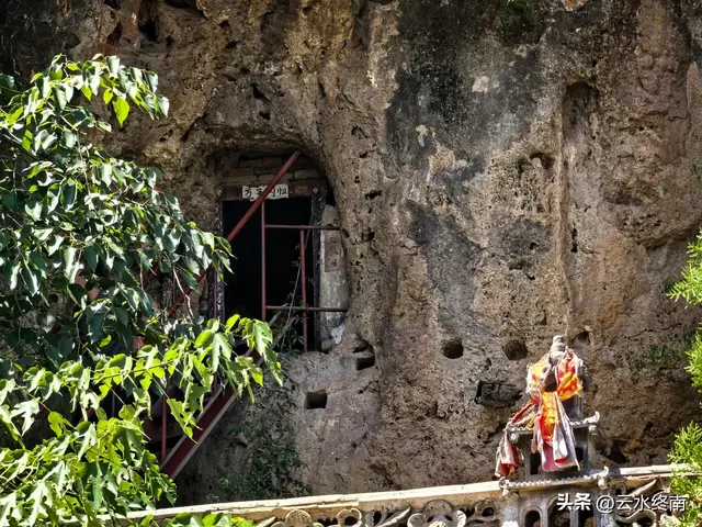 邱祖驻足的青崖洞“低头吸腹夹破头”：除了洞连洞还有“一线天”