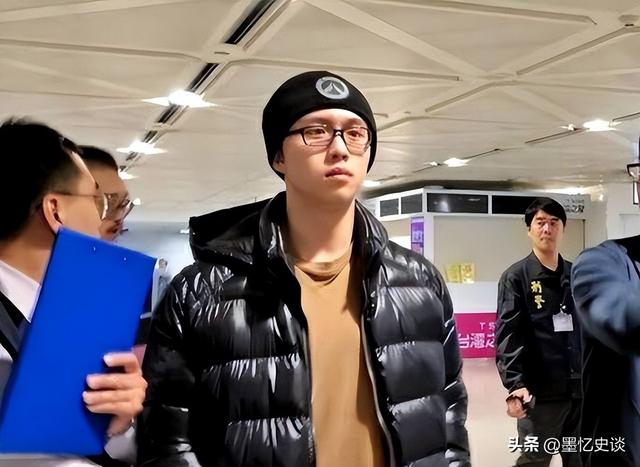 被畸形母爱毁掉的星二代：母乳12年，同床15年，荒唐的事还在后面