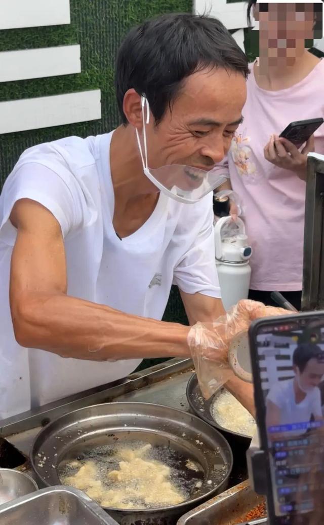 从拉面哥到鸡排哥：素人网红为何总在流量里“窒息”？