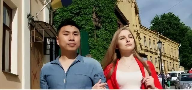 河北小伙娶小12岁乌克兰绝色美女，结婚11年后，妻子出轨波兰农民