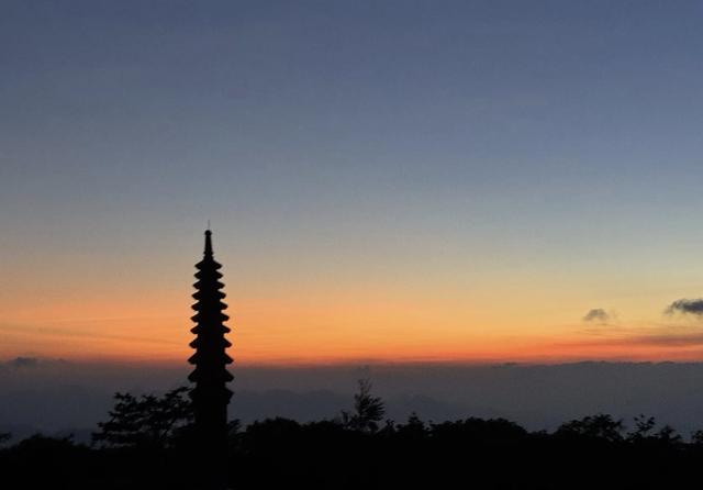 又称人间小张家界，莽山的五指峰。原因是这是一座“不用爬的山”