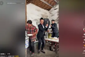 男子扛着音箱进来了，妈妈：音乐关了让我炒菜，网友评论笑死我了图片