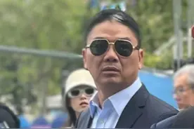 刘强东与章泽天同框太虐！又黑又胖状态差，美女与野兽照进现实图片