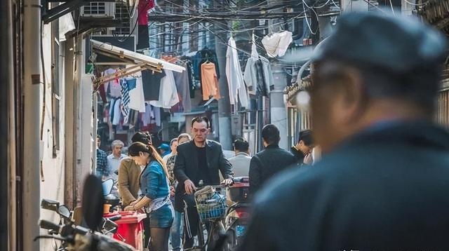 蜗居在纽约的中国穷人，男女混住毫无隐私，为何依旧不愿回国？