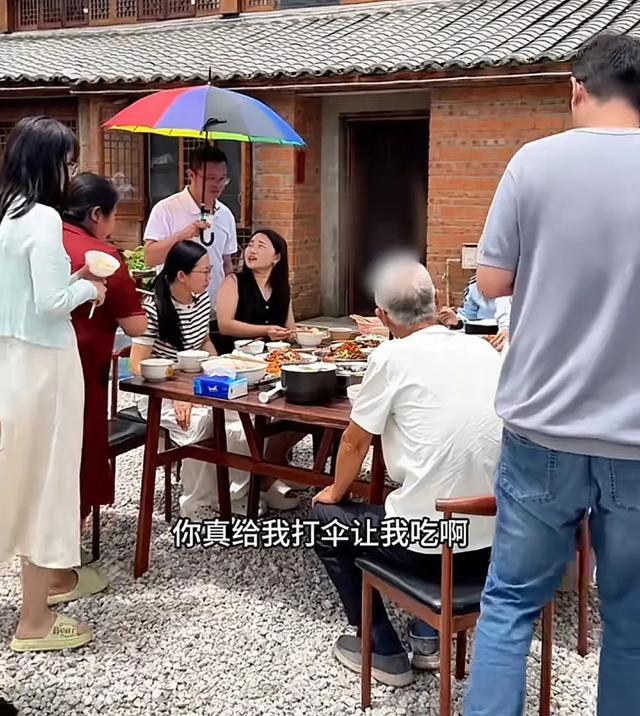 小凤吃饭金哥帮她打伞，婆婆看不下去把伞拿走，评论区炸锅了！