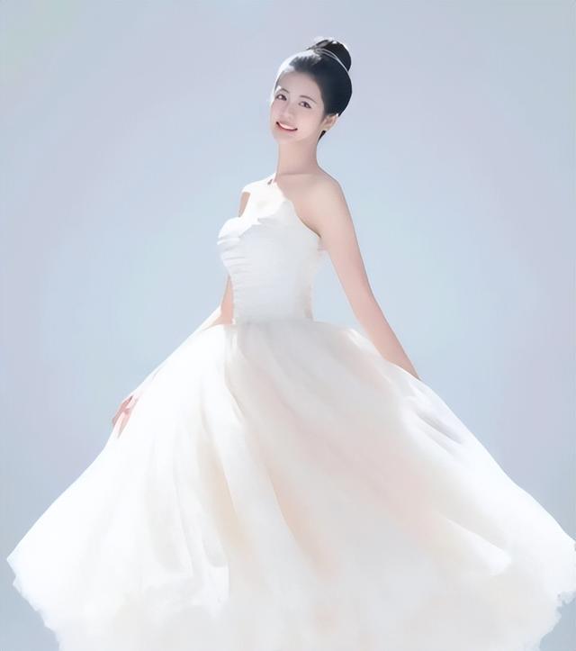 她出身清华大学，因拍三级片与父母决裂，如今不让女儿进娱乐圈