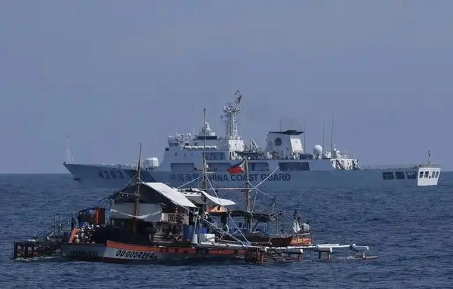 菲军威胁中国，敢登座滩军舰就动武，不到72小时，中国拖船逼近