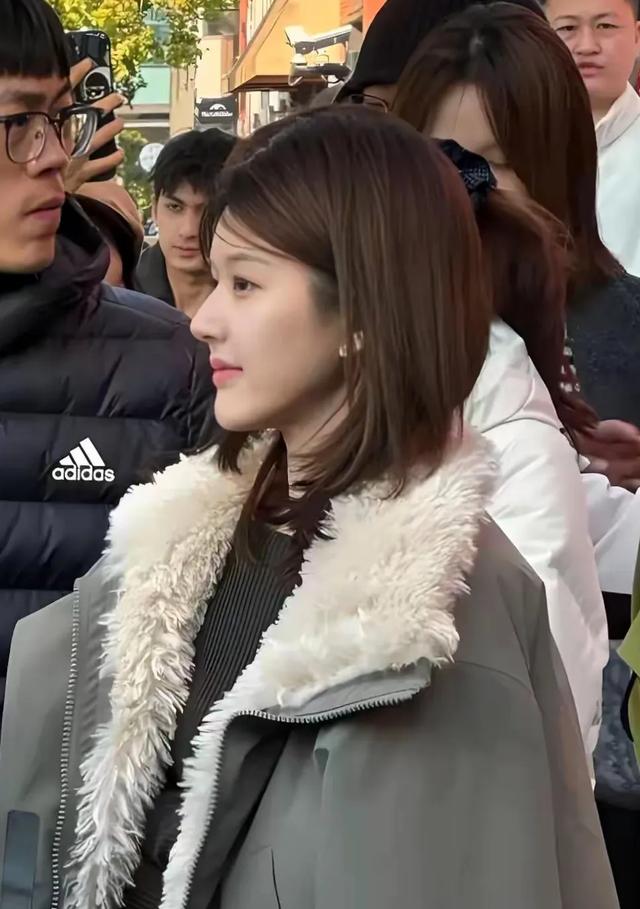 身材比例一般，但架不住脸漂亮呀！还是有那么多人迷恋她！