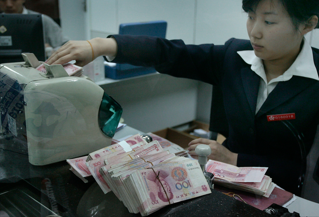 银行人员说漏嘴：明年起，手里有定期存款的人，做好4个准备