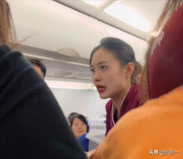 飞机打架后续：一家四口齐上阵，女子被推倒在地，始作俑者是孩子