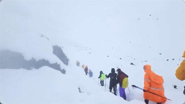 珠峰暴雪围困！向导血肉之躯开生路，百人奇迹生还，拒收天价酬金
