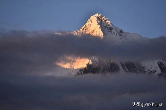 对不起，这看日照金山、流星、沙漠和雪山同框的宝藏地，我写晚了！