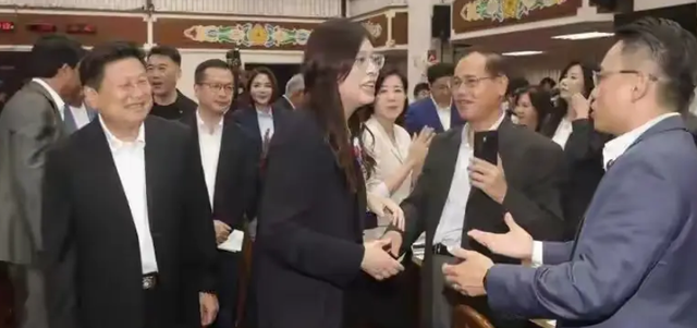 登机赴陆前，郑丽文参加统派大会，岛内爆逃兵潮，傅崐萁身份变了