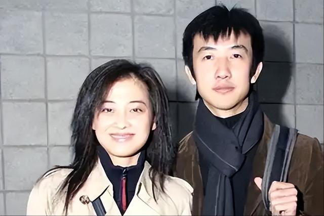 吃梅婷6年软饭，“出轨”李小冉惨遭断手断脚，今与梅婷天差地别