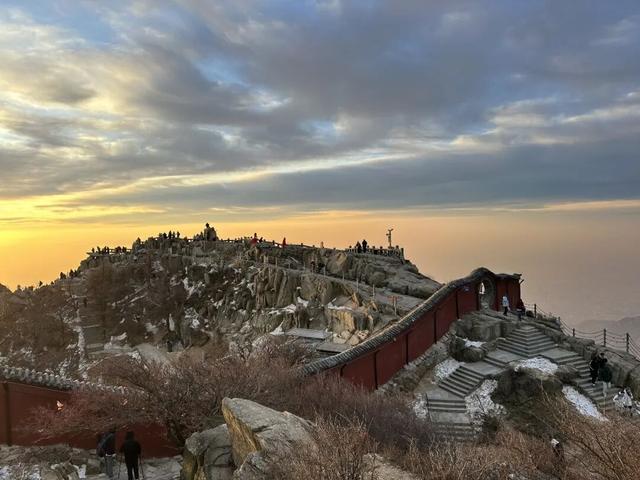 泰山云海 朝晖如画