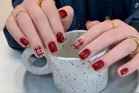 最新款新年红色美甲：新的一年红红火火图片