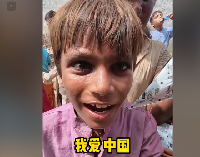 中国男子游巴基斯坦，警察一路暖心护送，却遭司机半夜盯梢要钱！
