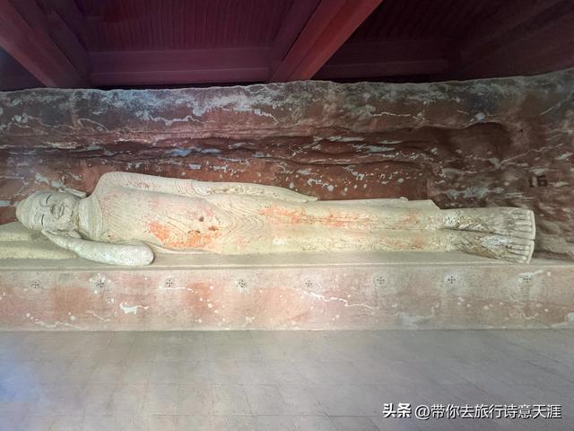 炳灵寺石窟造像跨越千年，石雕泥塑共有，佛道共存