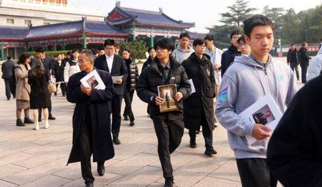 痛别！杨振宁葬礼直击，翁帆站首位深情悲伤	，挚友曝病危更多细节