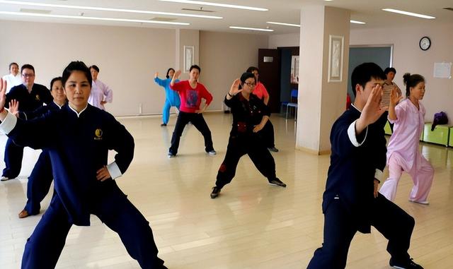 练太极拳，腿部为什么不能蹬直？