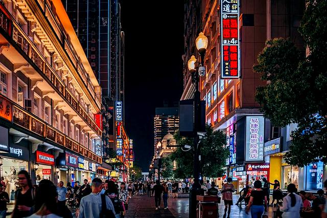 武汉最出名的街道为何是江汉路呢？它拥有百年的历史文化积淀