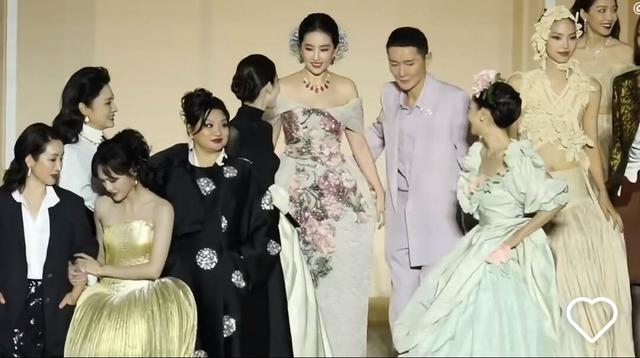 钟楚曦VOGUE盛典疯狂抢C，网友：野心一大坨，实力一丢丢！