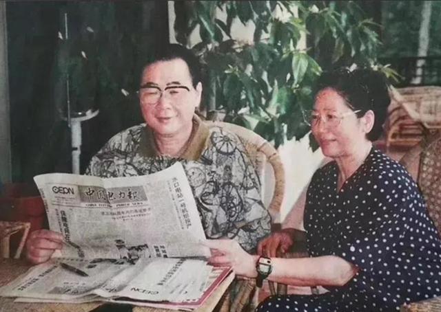 李鹏总理年轻时有多帅？1959年在吉林留影，31岁玉树临风气质不凡