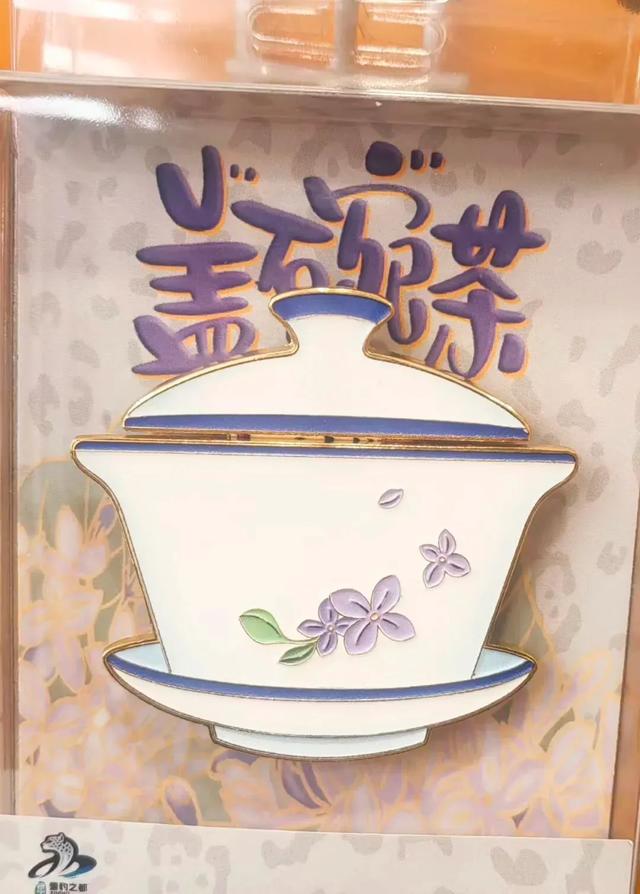 雪豹“爬”上邮局屋顶了？