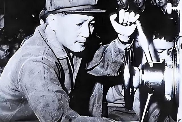 1978年，他从副总理降为工人，被罢免职务后安慰妻子：我不会自尽