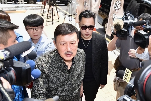 从歌王沦为“台独”的他，赔光家产还欠下百万债务，如今晚年凄凉