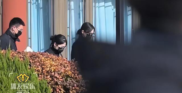唐嫣穿黑色大衣出席公公葬礼，罗晋和她互动自然，傅程鹏现场帮忙