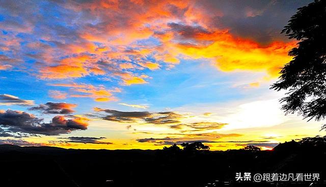 《西双版纳 澜沧行》景迈山翁基古寨晚照：布朗山与夕阳共醉